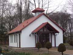 Die gerade (fast) fertig gestellte Trauerhalle auf dem Mehrower Friedhof.