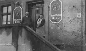 Karl und Alma Raetz vor der Schankwirtschaft