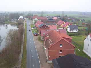 Aus 22 Meter Höhe: Die Dorfstraße