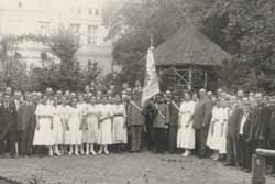 Erntefest in Mehrow, 1920, im Hintergrund die Laube im Schloßgarten