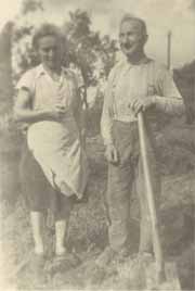 Otto Tarrach mit seiner Tochter Hildegard 1946 bei den ersten Spatenstichen im Schulgarten