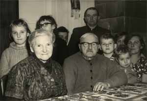 Frieda und Otto Klopsteg im Kreise der Familie, ca. 1966