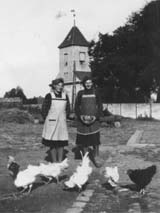 Dorothea und Johanna Malz, ca. 1951 vor der Mehrower Dorfkirche